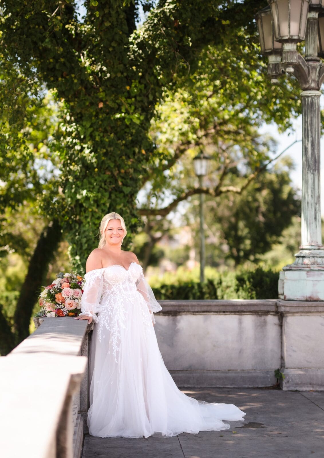 timeless bridal portrait outside of the Cleveland Art Museum