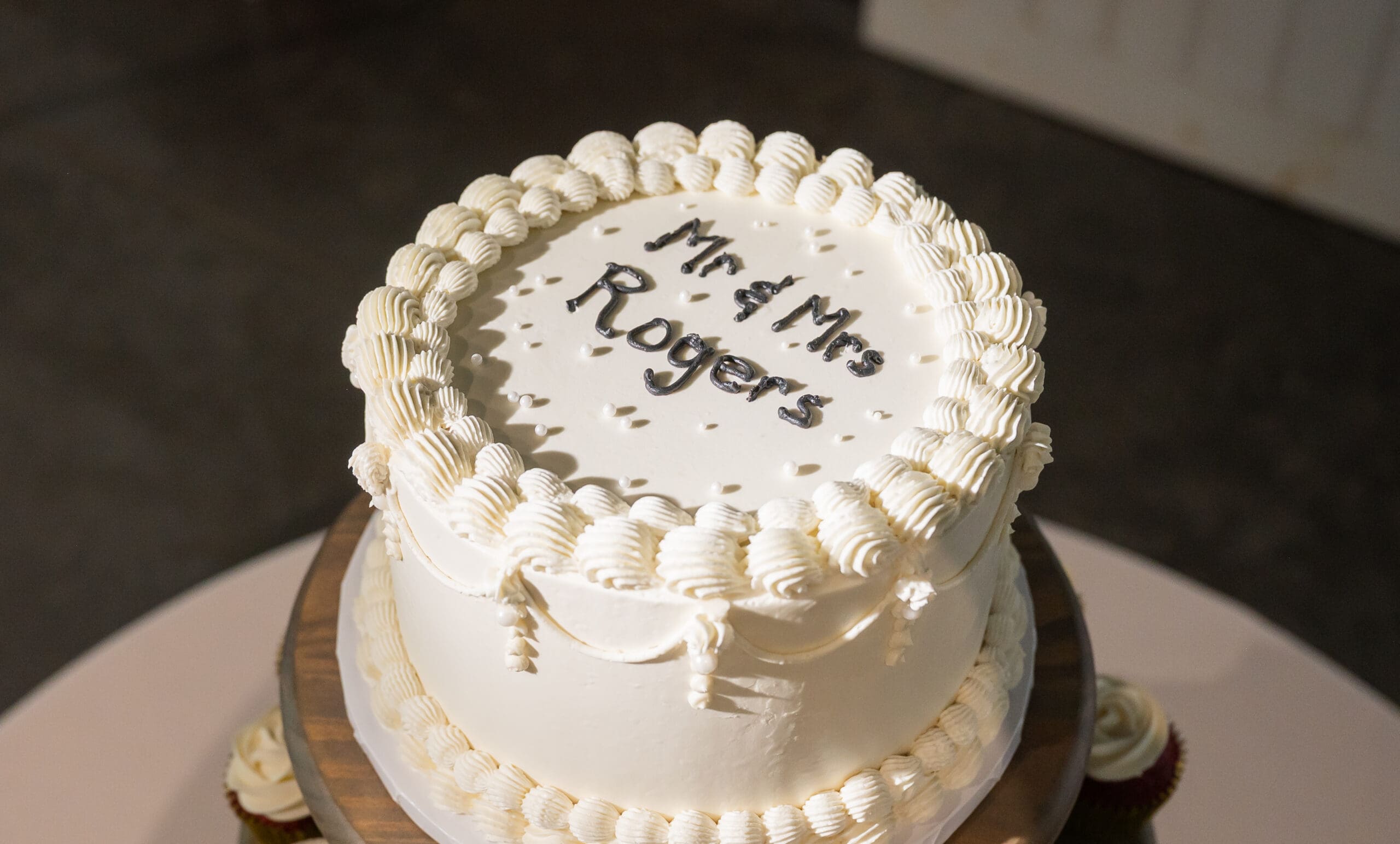 Close up of couples white cake for their Retreat 21 wedding day