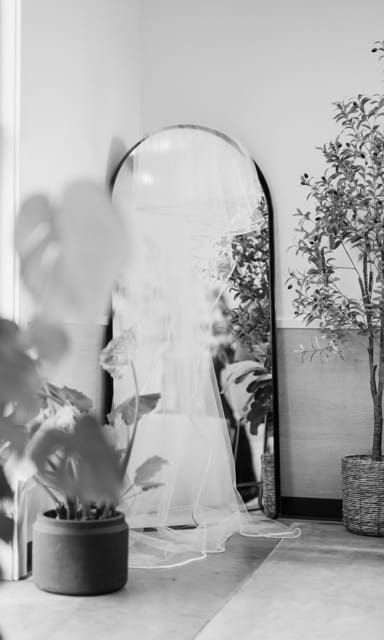 Veil hanging on mirror in the bridal suite at Retreat 21 wedding